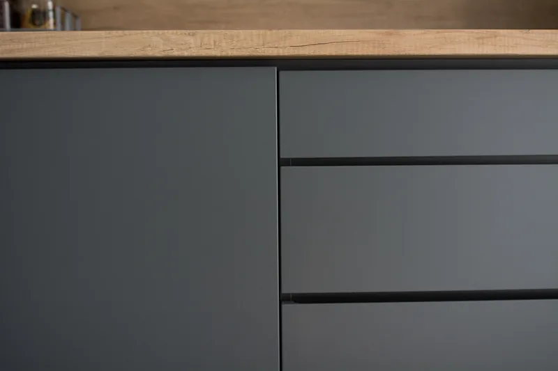 Detail frézovanej úchytky v čele zásuvky