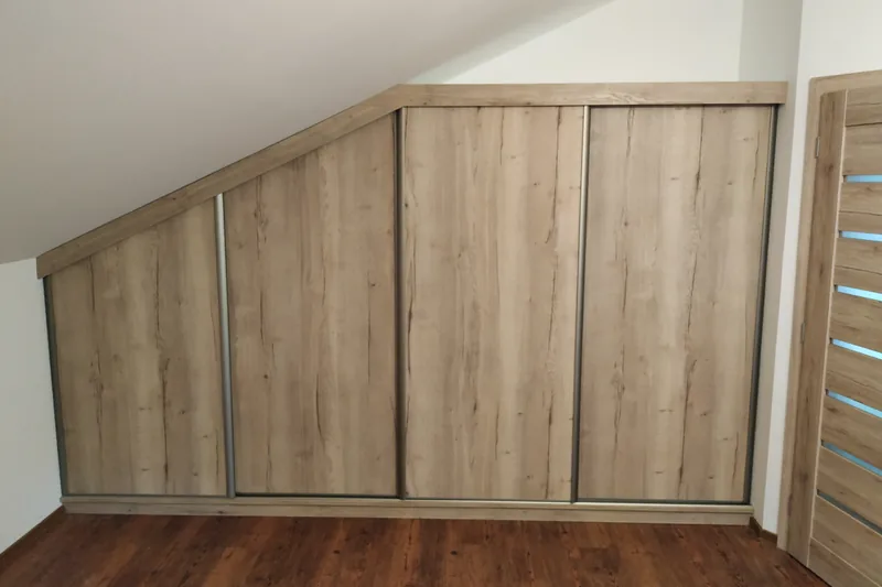 Vstavaná skriňa pod šikminou v podkroví